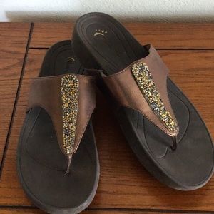Bare traps garnet sandal